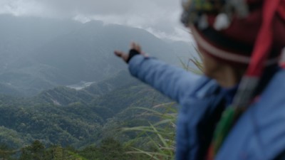 布農族耆老Valis Ismahasan於石山林道指認Kauamuku祖居地